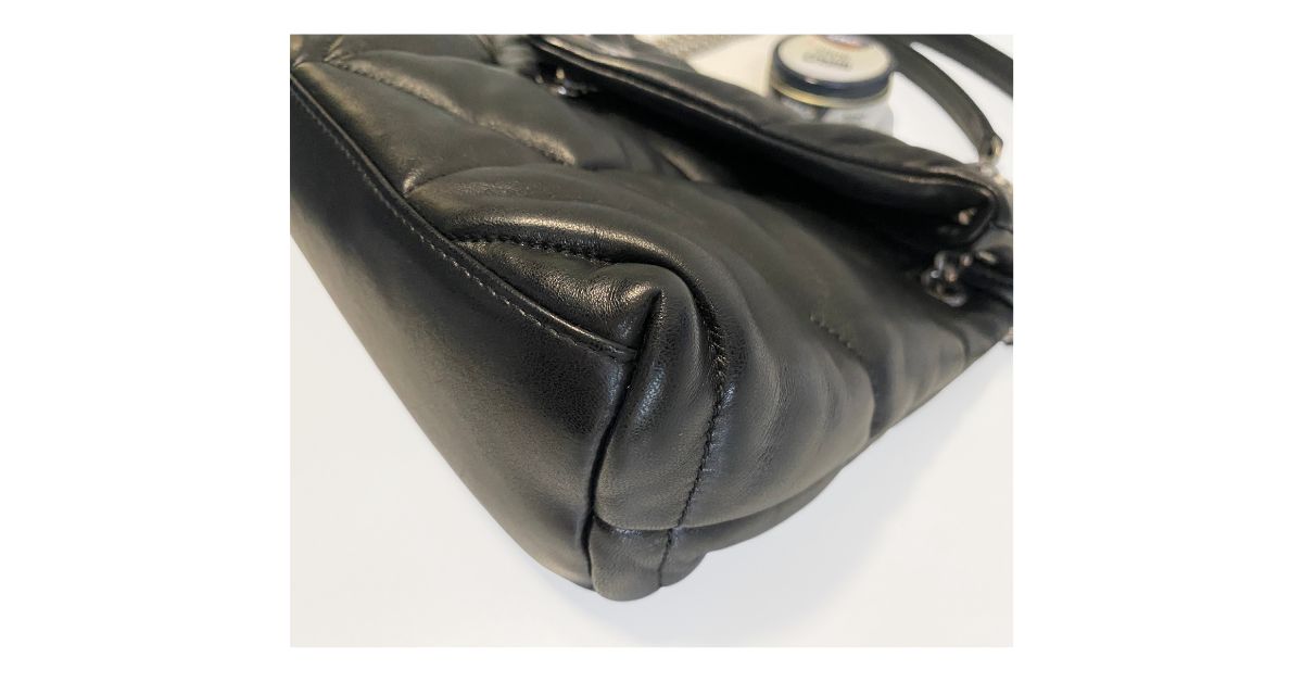 Záchrana odřené kabelky Yves Saint Laurent  Černý krém na kabelky Black 118 roh kabelky revanoce